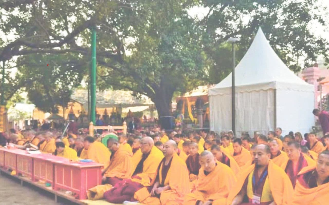 Bodh Gaya: बौद्ध लामाओं ने बोधिवृक्ष की छांव तले शुरू किया पाठ, आज से 17वें करमापा करेंगे पूजा का नेतृत्व