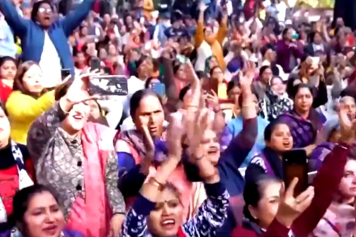 Delhi Election: महिलाओं के खाते में आएंगे हर महीने 1000 रुपये, चुनाव से पहले AAP सरकार ने दिया Gift