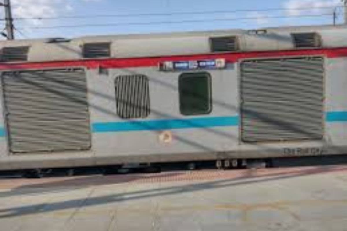 Muzaffarpur News: क्लोन स्पेशल ट्रेन के AC कोच में बाथरूम का पानी फैलने से मची अफरातफरी, DRM ने की कड़ी कार्रवाई