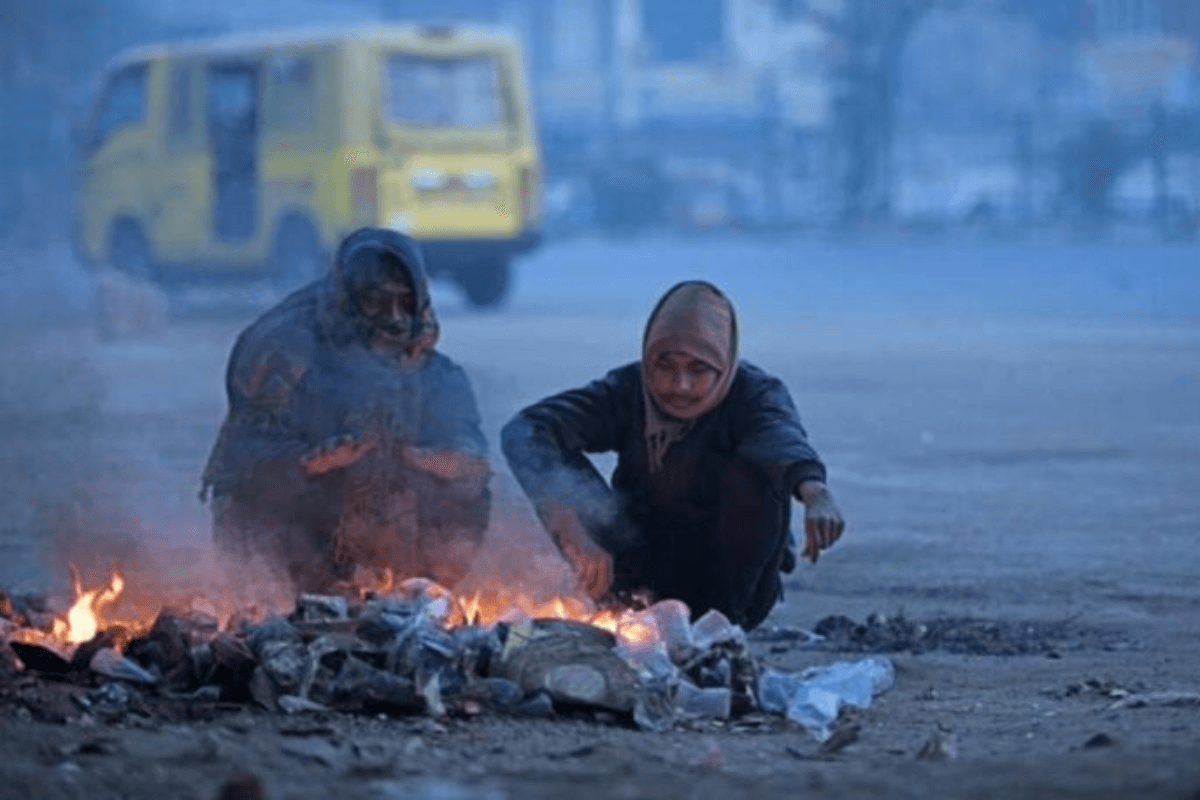 Muzaffarpur Weather: अचानक कोहरे ने बढ़ाई ठंड, घर में रहने को मजबूर हुए लोग, जानिए आज कैसा रहेगा मौसम का मिजाज?