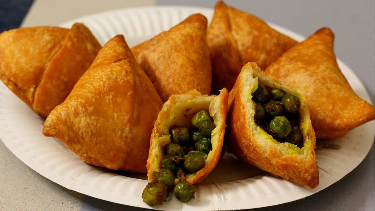 New Year 2025 Recipe : न्यू ईयर की सुबह ब्रेकफास्ट में बनाएं टेस्टी मटर के समोसे, जानें विधि