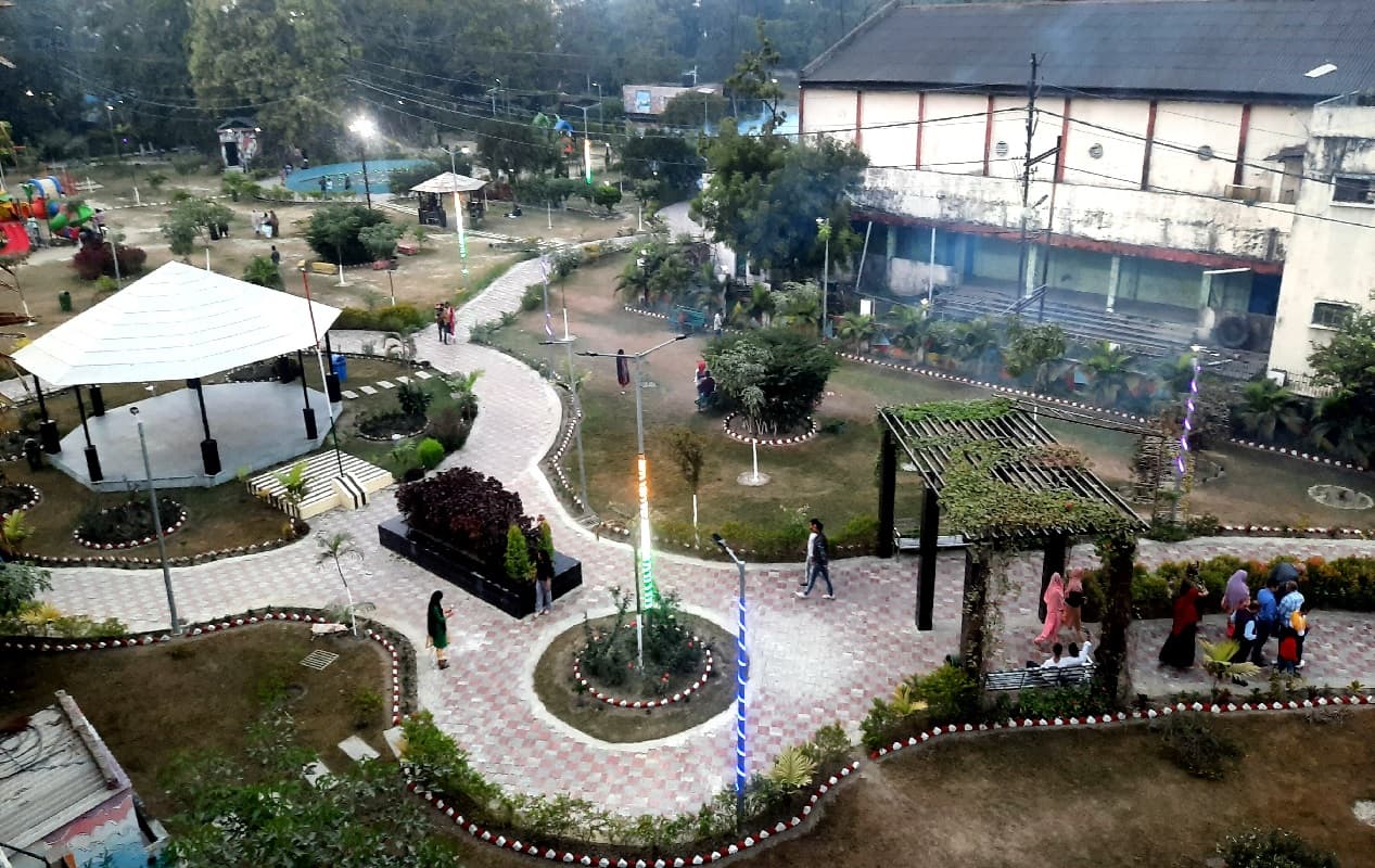 New Year Party: नये साल के जश्न को लेकर पार्क तैयार, लगायी गयी रंग-बिरंगी लाइटें