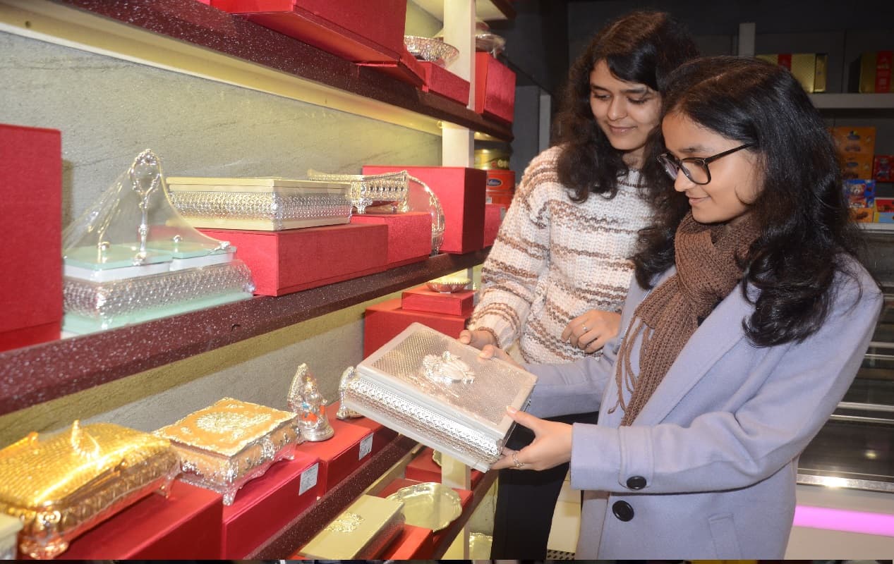 New Year Party 2025: नए साल का स्वागत खास उपहारों के साथ, जश्न में सजा क्रूज