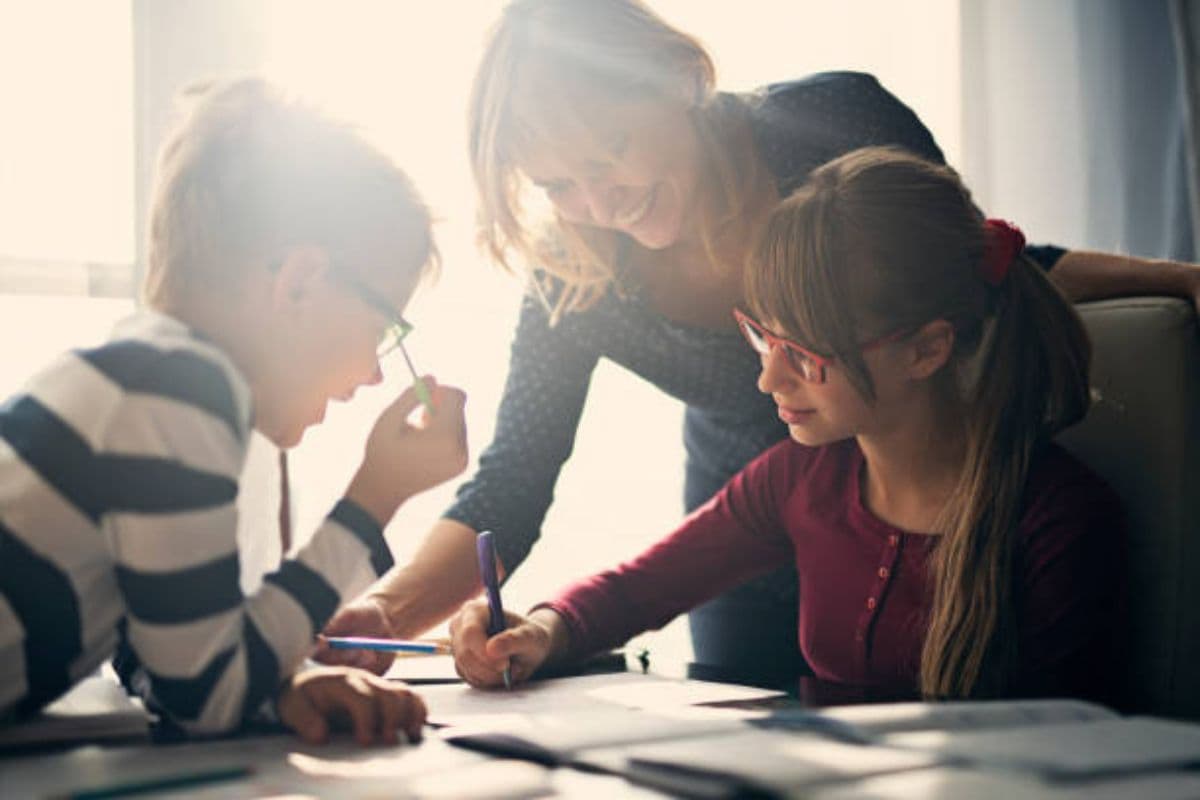Parenting Tips: बच्चा दूसरों से दिखेगा अलग, अच्छी परवरिश के लिए पेरेंट्स इन आदतों में करें सुधार