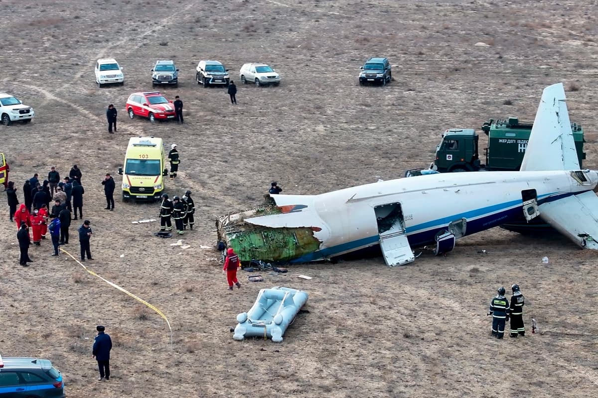 Plane Crash: बीच से टूट गया प्लेन, इधर-उधर पड़े थे शव, हादसे का शिकार हुआ अजरबैजान एयरलाइंस का विमान