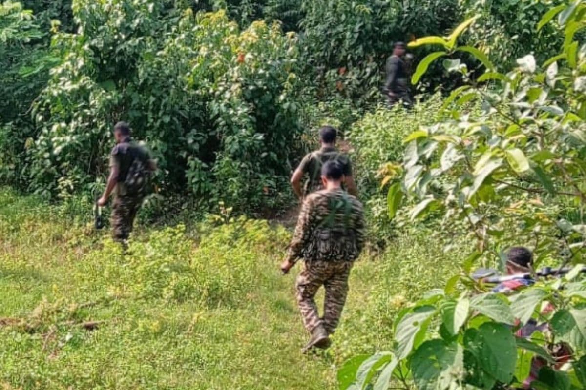 जंगल में सर्च ऑपरेशन चलाती पुलिस