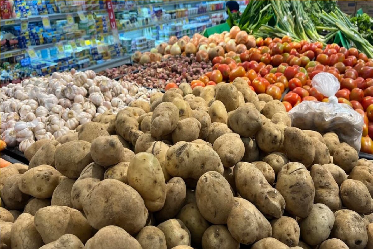 आलू-टमाटर ने बिगाड़ा रसोई का बजट, शाकाहारी थाली 7% महंगी