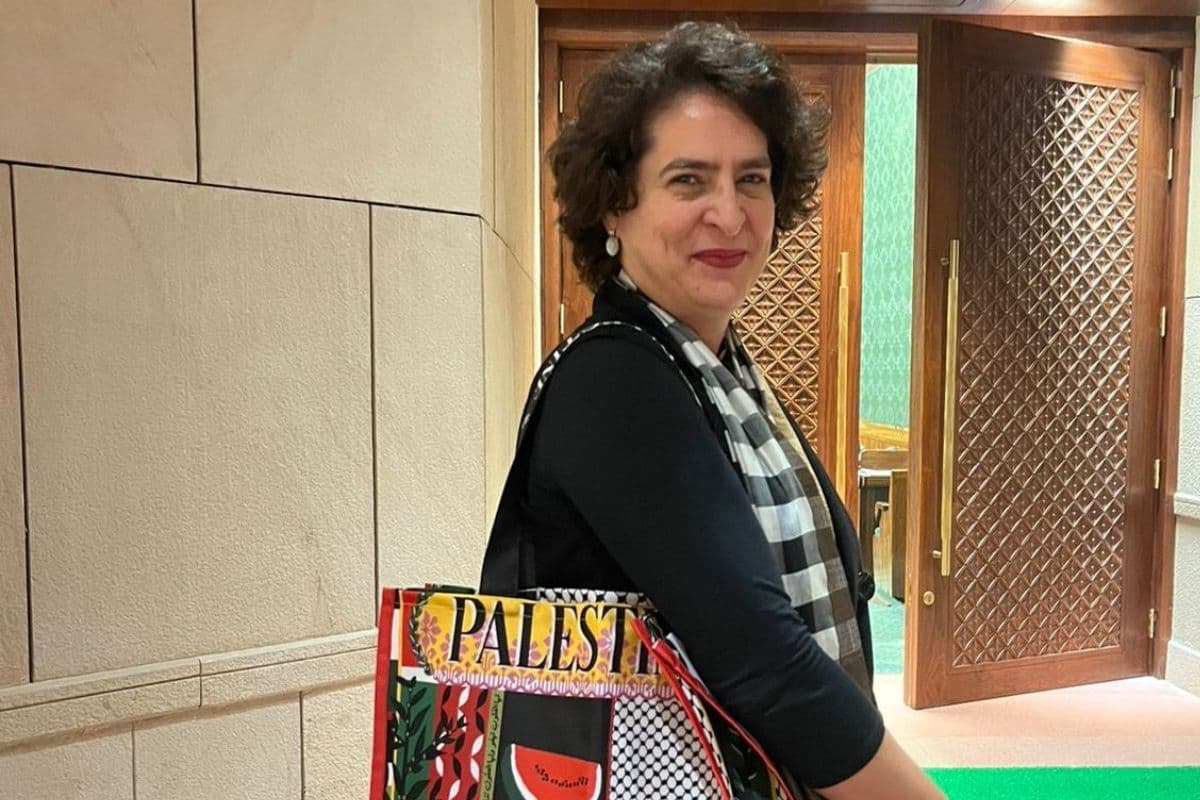 Palestine Bag: फिलिस्तीन लिखा बैग लेकर संसद पहुंची प्रियंका गांधी, बीजेपी ने लगाया गंभीर आरोप, देखें VIDEO