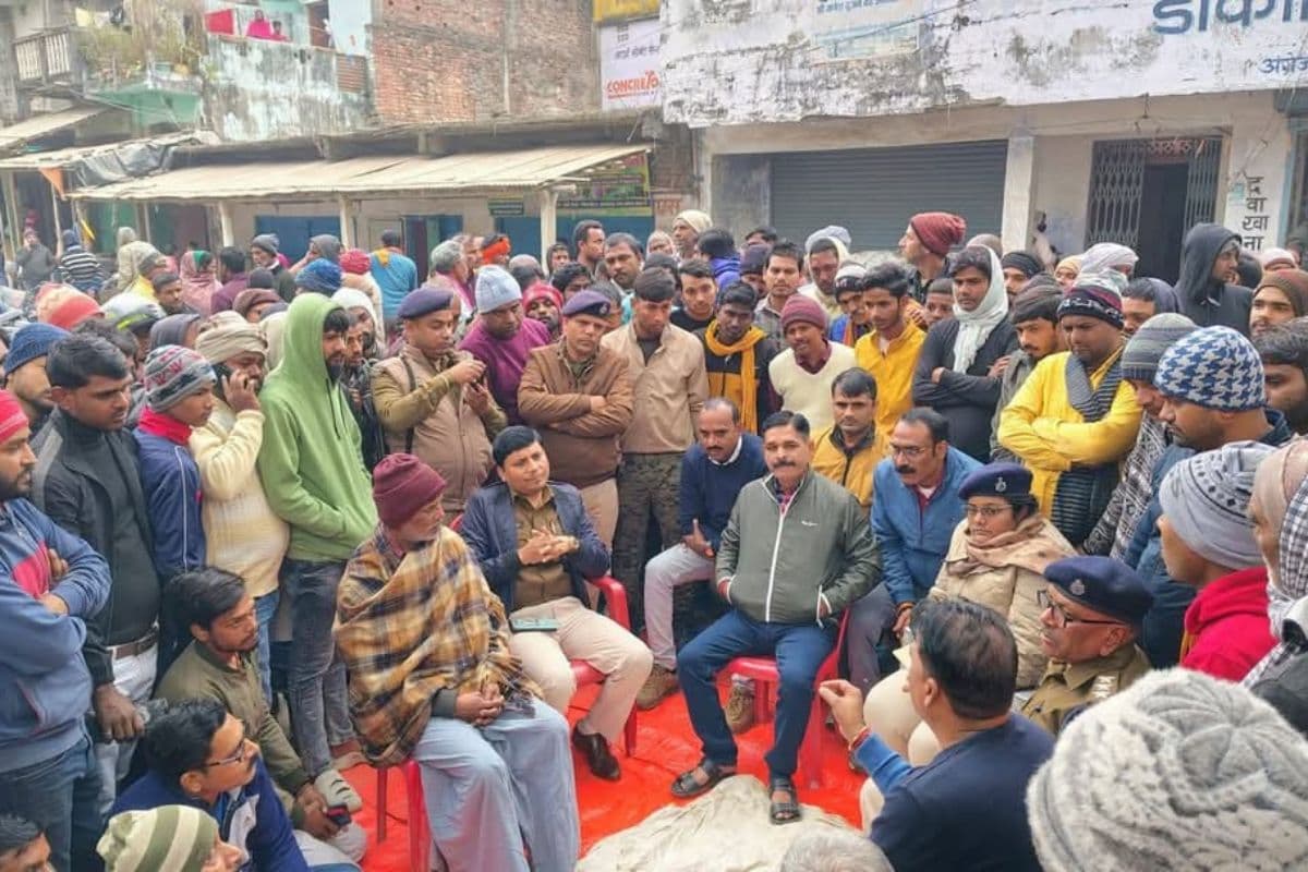 दरोगा जी को रास्ता न देना बुजुर्ग को पड़ा भारी, भरे बाजार की जूते से पिटाई
