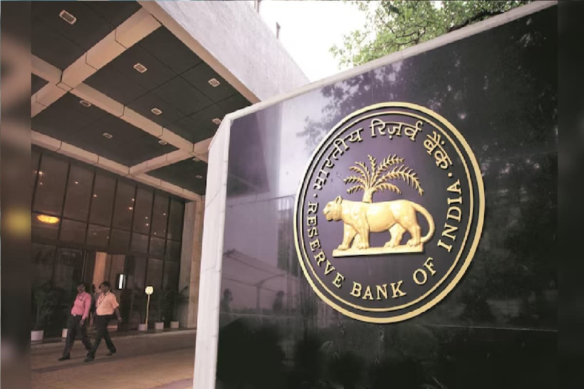 RBI के फैसले के बाद बड़े बैंकों ने घटाईं FD और सेविंग अकाउंट की ब्याज दरें, जानिए कहां कितना मिलेगा रिटर्न