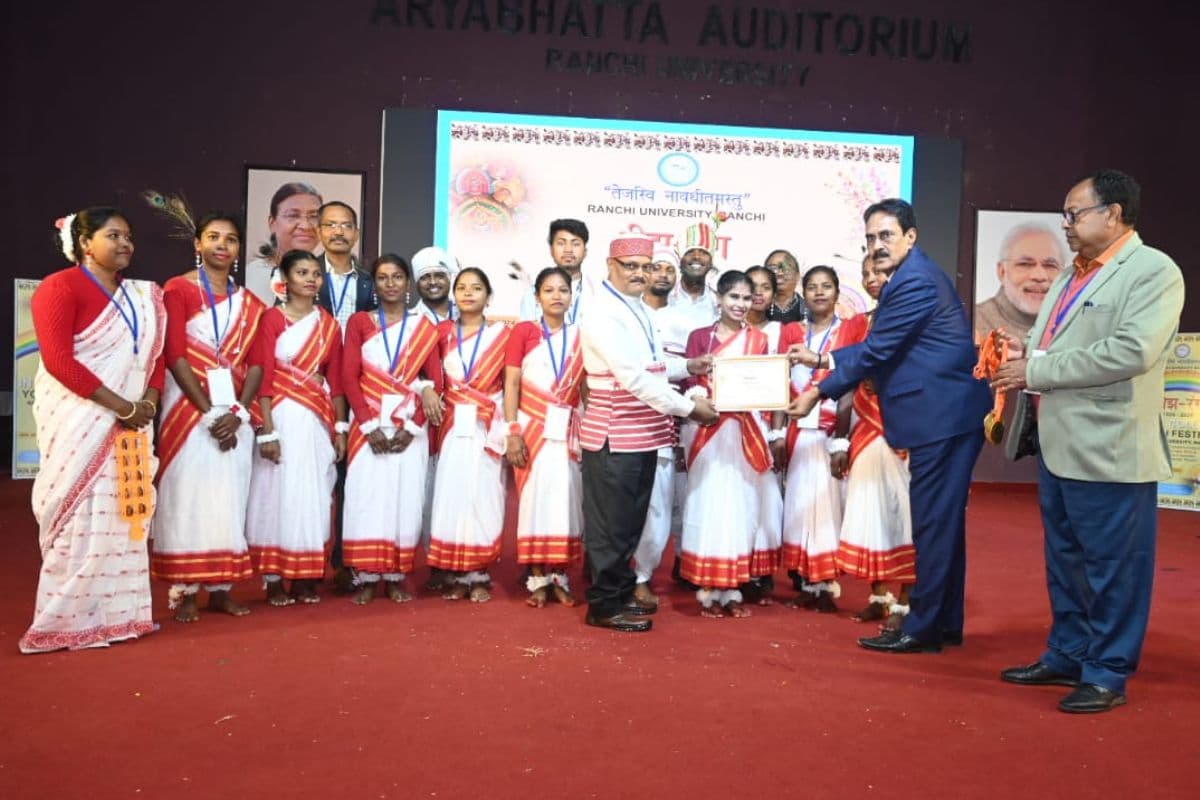 Ranchi University Youth Festival: रांची यूनिवर्सिटी के पीजी नागपुरी विभाग ने मारी बाजी, कलशा नृत्य के लिए मिला गोल्ड मेडल