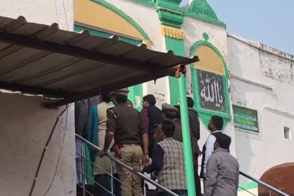 Sambhal Survey Report: संभल जामा मस्जिद की सर्वे रिपोर्ट कोर्ट में पेश, सील बंद लिफाफे किया गया जमा