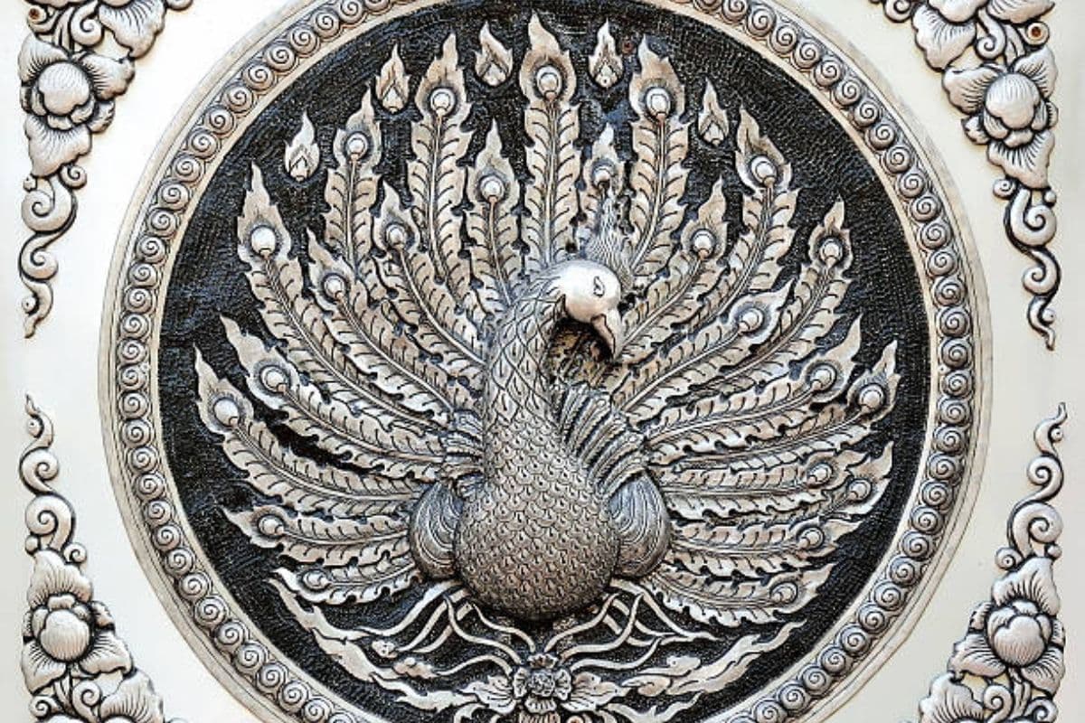 Vastu Tips: घर में इस जगह रखें चांदी का मोर, आर्थिक तंगी से मिलेगा छुटकारा