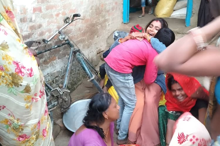 Sitamarhi News: विद्यालय की छत से गिरकर 8 साल के छात्र की मौत, गांव में छाया मातम