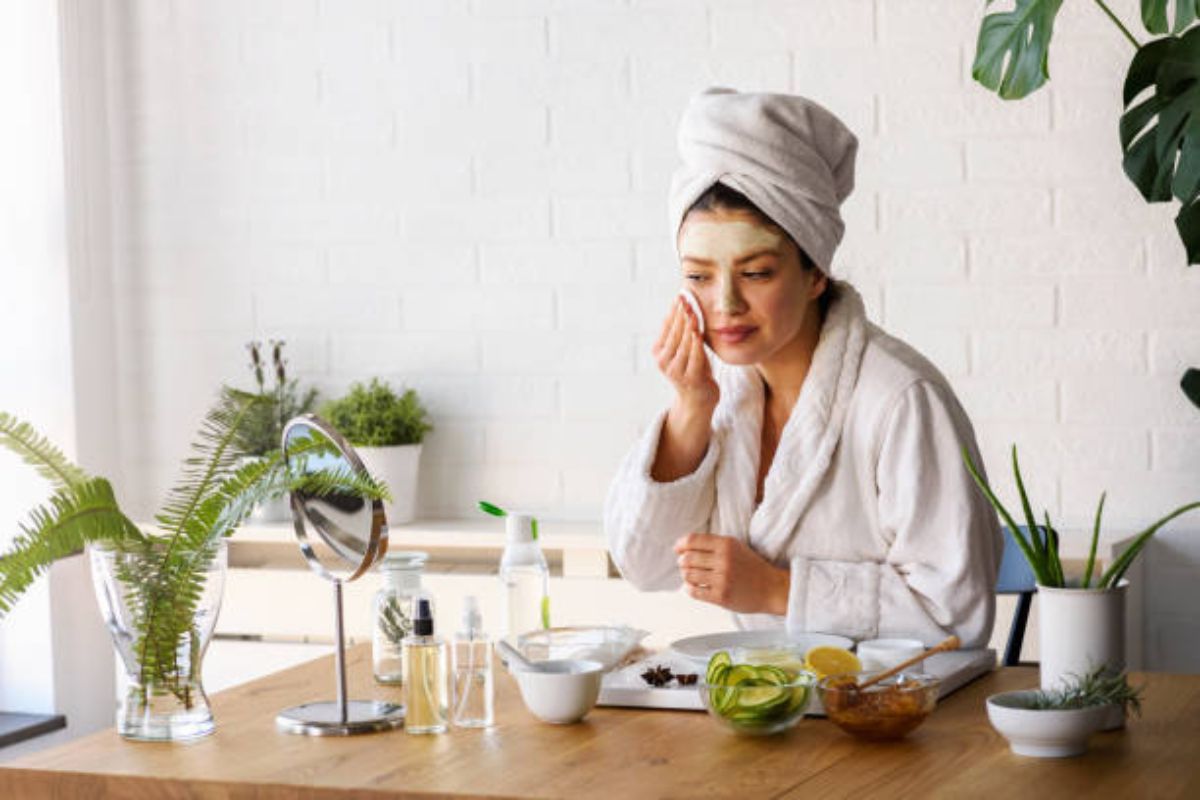 Skin Care Tips: ठंड में चेहरे की रंगत रहेगी बरकरार, नहाने के बाद अपनाएं ये घरेलू नुस्खें