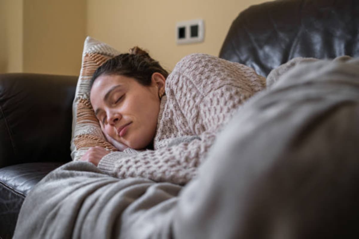 Winter Health Problems: स्वेटर पहन के सो रहे हैं तो हो जाएं सावधान, घेर लेंगी ये गंभीर बीमारियां