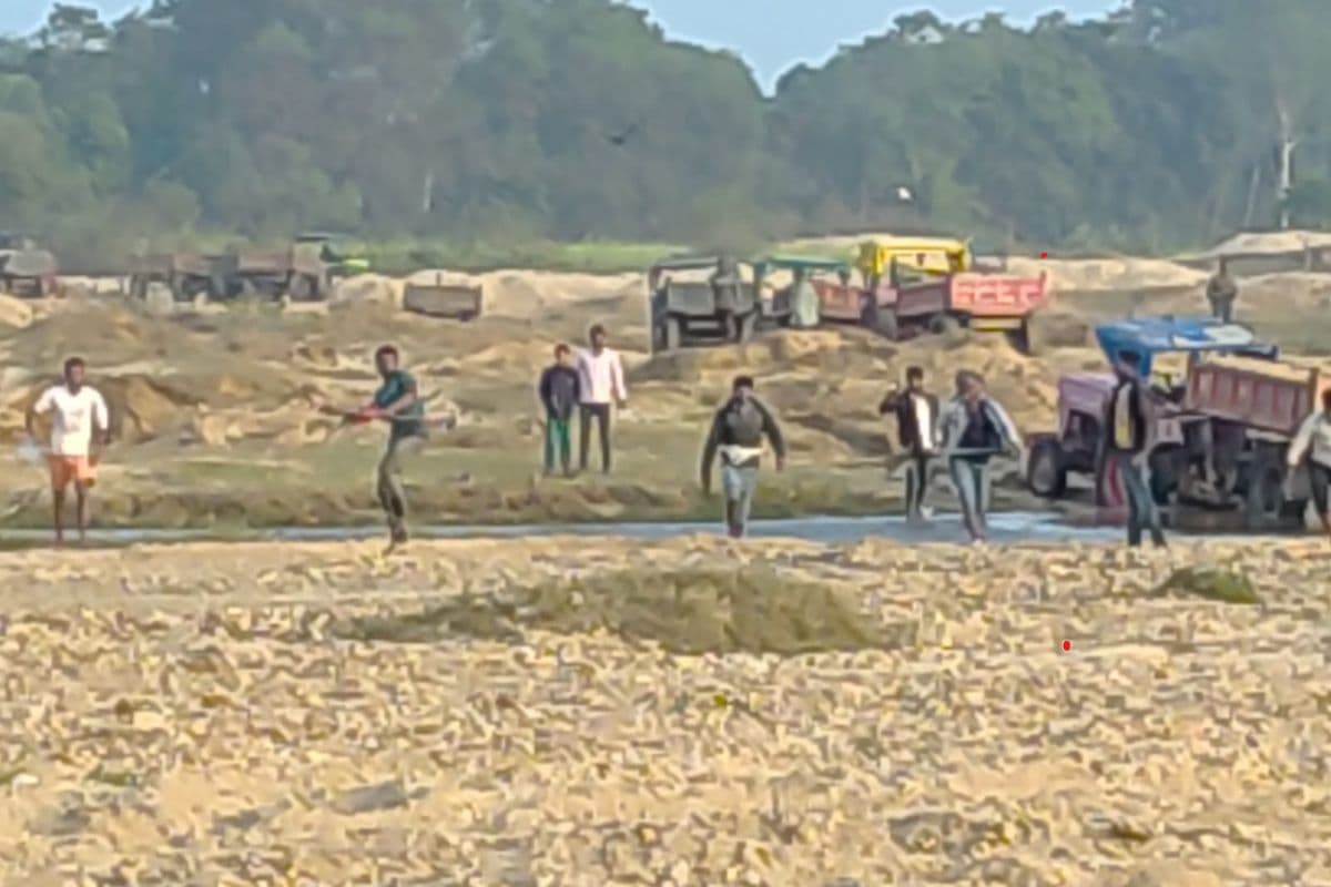 चतरा में बराकर नदी के बालू घाट पर बीडीओ पर पथराव, बाल-बाल बचे अधिकारी और कर्मचारी