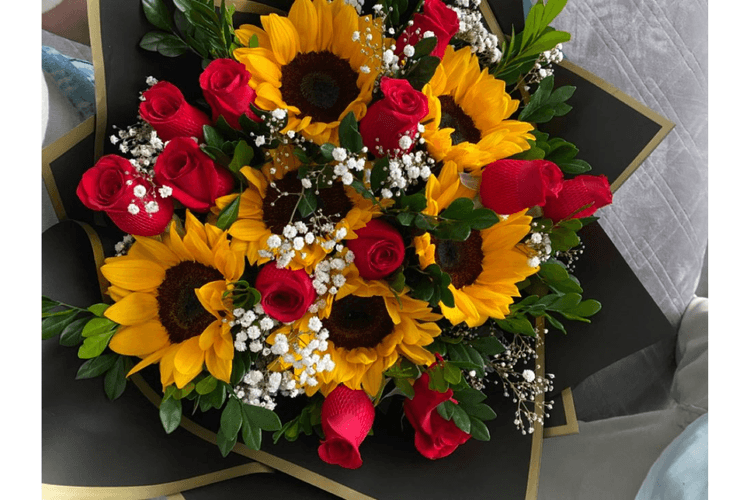 Tips For Gifting Flowers to Girlfriend:  गर्लफ्रेंड के लिए ले जा रहे हैं फूल? जान लें ये जरूरी बातें