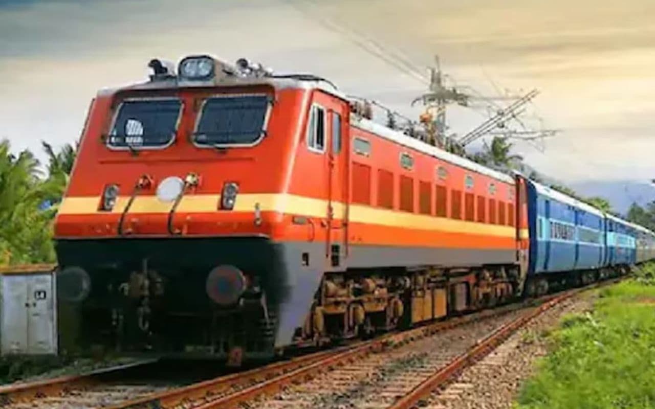 Railway : घने कोहरे में कवच के सहारे तेज गति से ट्रेन चलाते दिखा लोको पायलट