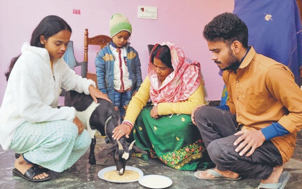 Bihar: पुत्र की याद में माता-पिता ने बकरी का मनाया जन्मदिन, कोविड में हो गया था निधन