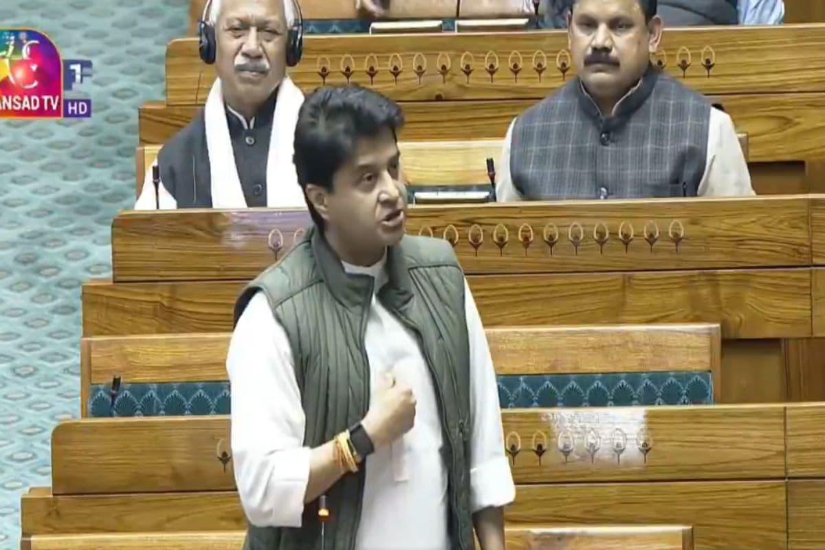 लोकसभा में सांसद कल्याण बनर्जी की टिप्पणी पर हंगामा, भड़के सिंधिया, सस्पेंड करने की उठी मांग