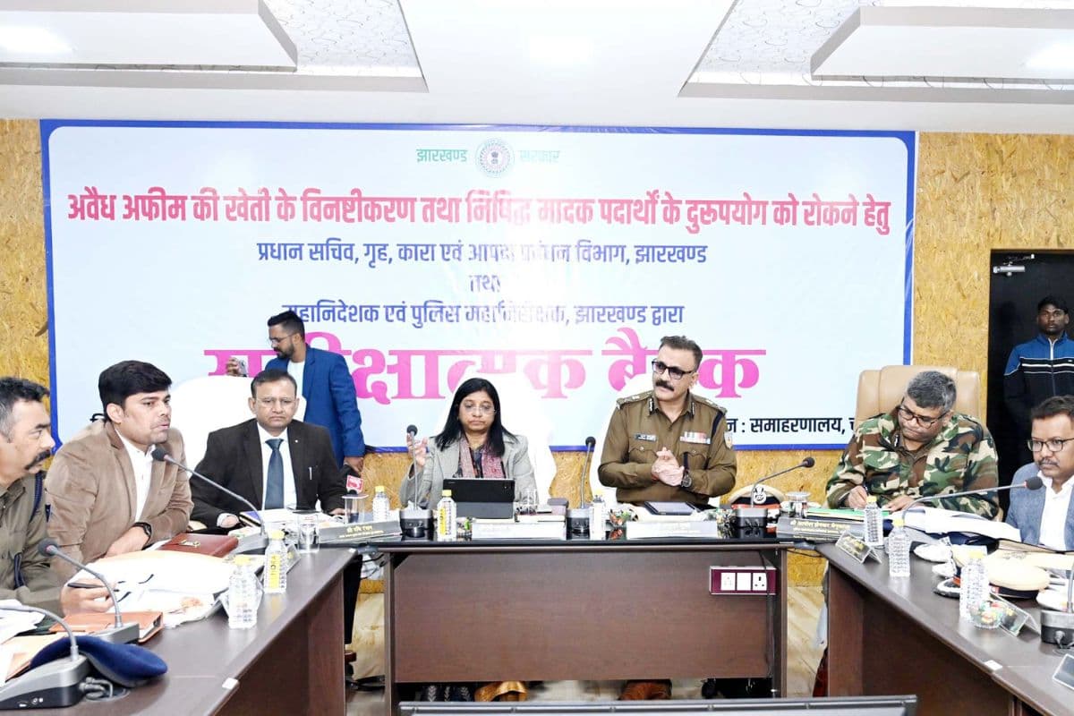 चतरा समाहरणालय सभागार में बैठक करते गृह सचिव वंदना डाडेल और पुलिस महानिदेशक अनुराग गुप्ता चतरा समाहरणालय सभागार में बैठक करते गृह सचिव वंदना डाडेल और पुलिस महानिदेशक अनुराग गुप्ता