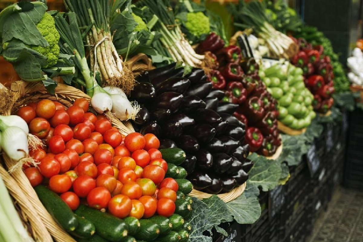 सब्जी और खाने-पीने की चीजों ने आम आदमी को पूरे साल किया परेशान, जानें कितनी कीमतें