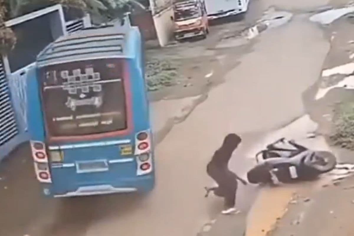 Viral Video: बस ड्राइवर के स्किल ने बचाई स्कूटी सवार की जान, वीडियो देख हो जाएंगे हैरान