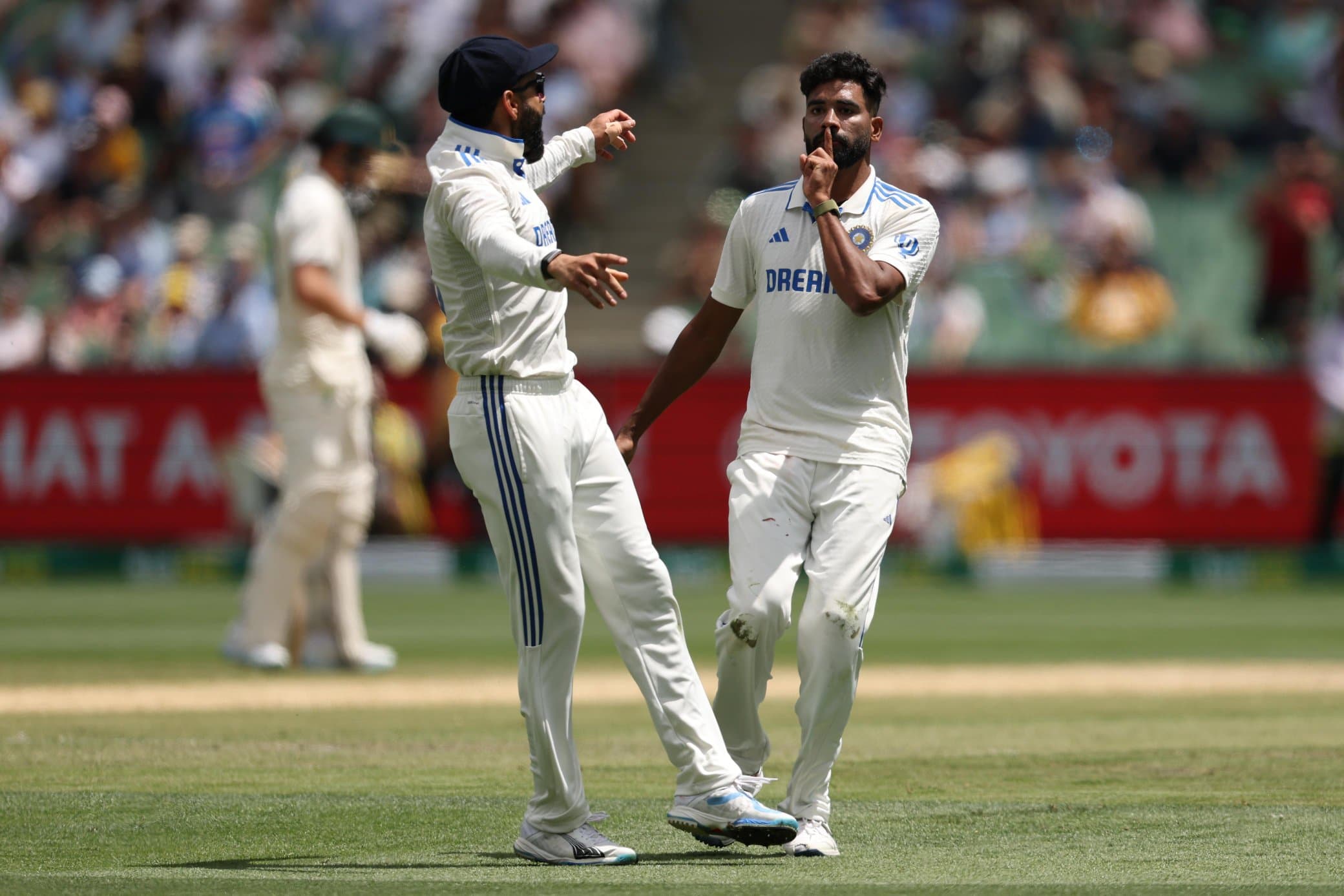 विराट कोहली ने MCG की भीड़ से सिराज के लिए चीयर करने को कहा, वीडियो में देखें फिर क्या हुआ