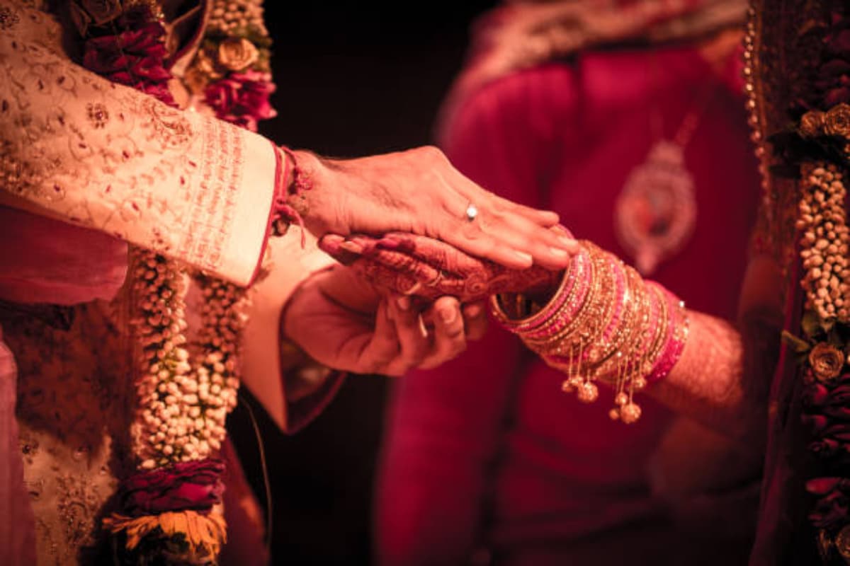 Wedding Traditions: भारत में यहां शादी के बाद एक हफ्ता बिना कपड़ों के बिताती है दुल्हन, जानें वजह