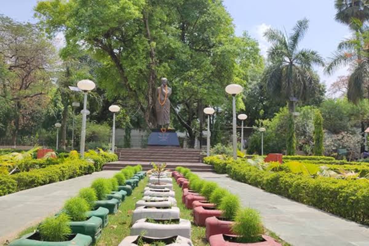 Prayagraj Famous Places: धार्मिक स्थल के साथ ऐतिहासिक स्थलों का भी संगम है प्रयागराज, मशहूर इमारतों की जरूर करें सैर