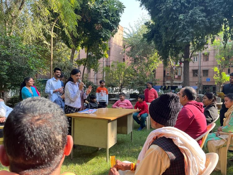 Delhi Election: कॉलोनियों में घूमकर लोगों से सुझाव मांग रही भाजपा और आप