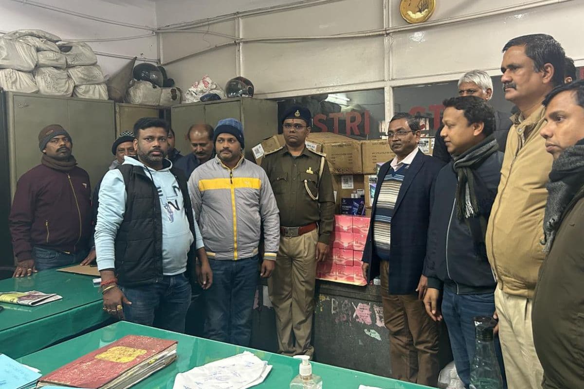 दिल्ली-मुंबई के नाइट क्लब्स में होनी थी चीन की ई-सिगरेट से पार्टी, सीमा शुल्क आयुक्त ने कर दी बड़ी कार्रवाई, देखें वीडियो