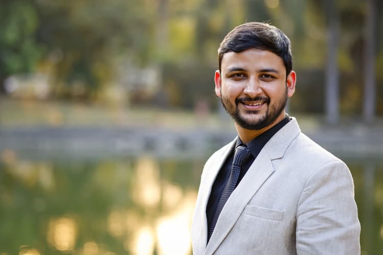 Success Story: कौन हैं मैनेजमेंट गुरू नवीन कृष्ण राय, 31 साल की उम्र में लिखी 'लाइफ मैनेजमेंट' किताब, अधिकारियों और जजों को दे चुके हैं ट्रेनिंग