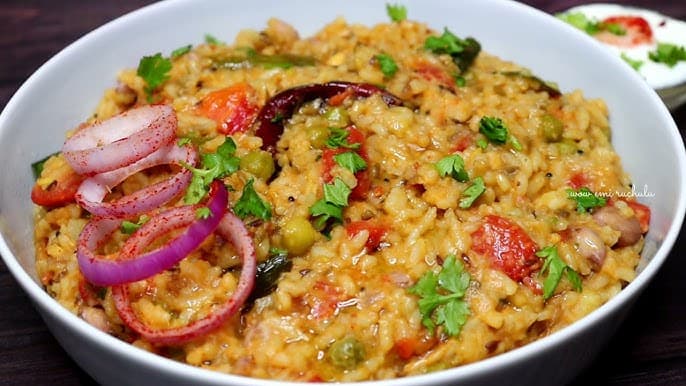 Winter Season Food : इस सर्दी के मौसम में झट-पट से बनाएं ये टेस्टी और हेल्थि वेजिटेबल खिचड़ी, जानें विधि
