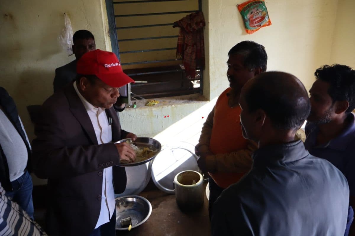 बच्चों को टेंस पढ़ाने के बाद स्कूल में भोजन करते दिखाई पड़े मंत्री चमरा लिंडा, देखें वीडियो