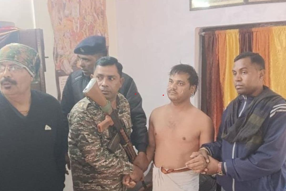 एसीबी की टीम के साथ नेतरहाट स्कूल के अधिकारी रोशन कुमार बक्शी एसीबी की टीम के साथ नेतरहाट स्कूल के अधिकारी रोशन कुमार बक्शी