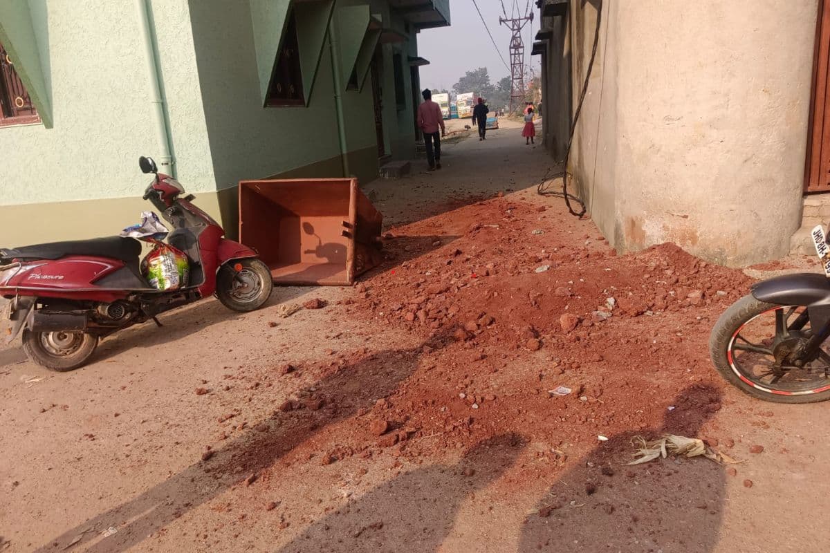 Jharkhand News: लोहरदगा में बड़ा हादसा टला, रिहायशी इलाकों में गिरी बॉक्साइट लेकर जा रही रोपवे ट्रॉली