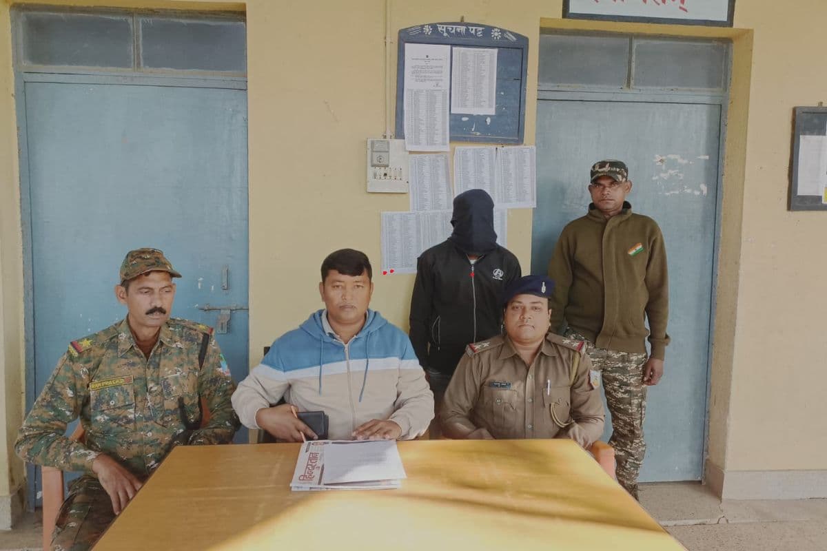 Tarun Mahato murder case: गिरफ्तार आरोपी के साथ पुलिस Tarun Mahato murder case: गिरफ्तार आरोपी के साथ पुलिस