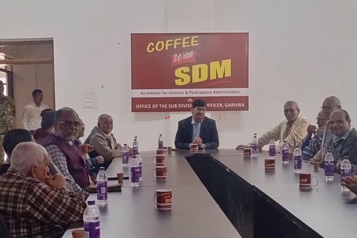 कॉफी विद SDM की चर्चा में शामिल हुए सेवानिवृत शिक्षक, अधिकारी को दिया ये सुझाव