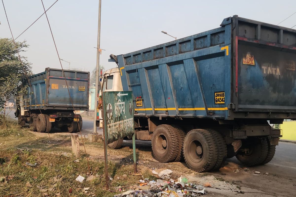 Dhanbad News: धनबाद में झामा छाई लदे हाइवा को पुलिस ने किया जब्त, चालक फरार