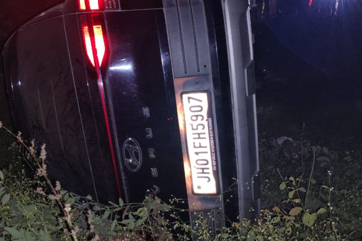 Road Accident: पलामू में अनियंत्रित कार ने सड़क के किनारे आग तपा रहे लोगों को कुचला, दो युवकों की मौत