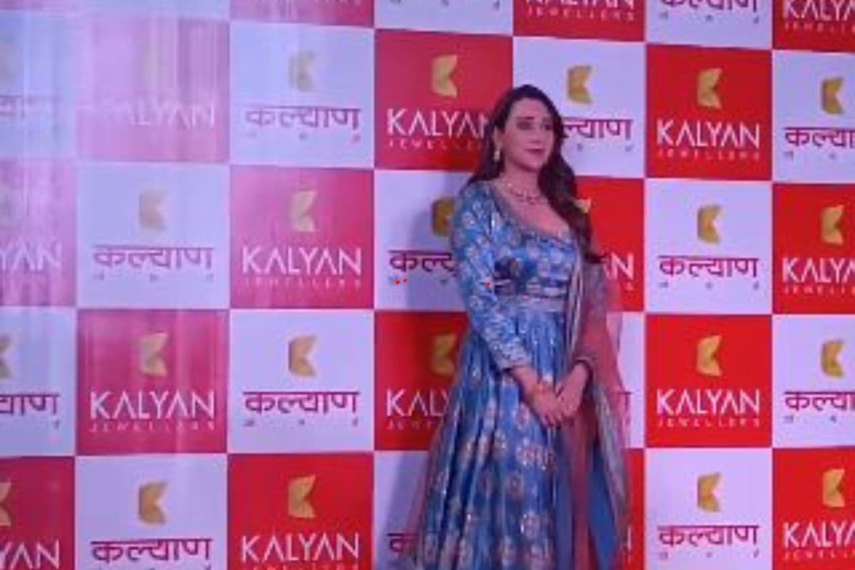 गिरिडीह में अभिनेत्री करिश्मा कपूर ने जमकर लगाये ठुमके, देखें तस्वीरें और वीडियो