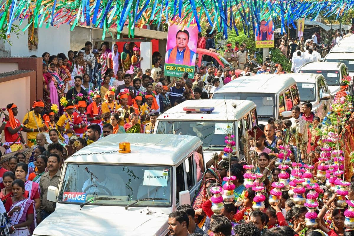 राष्ट्रपति बनने के बाद पहली बार अपने पैतृक गांव पहुंचीं द्रौपदी मुर्मू, पुरानी यादें कीं साझा