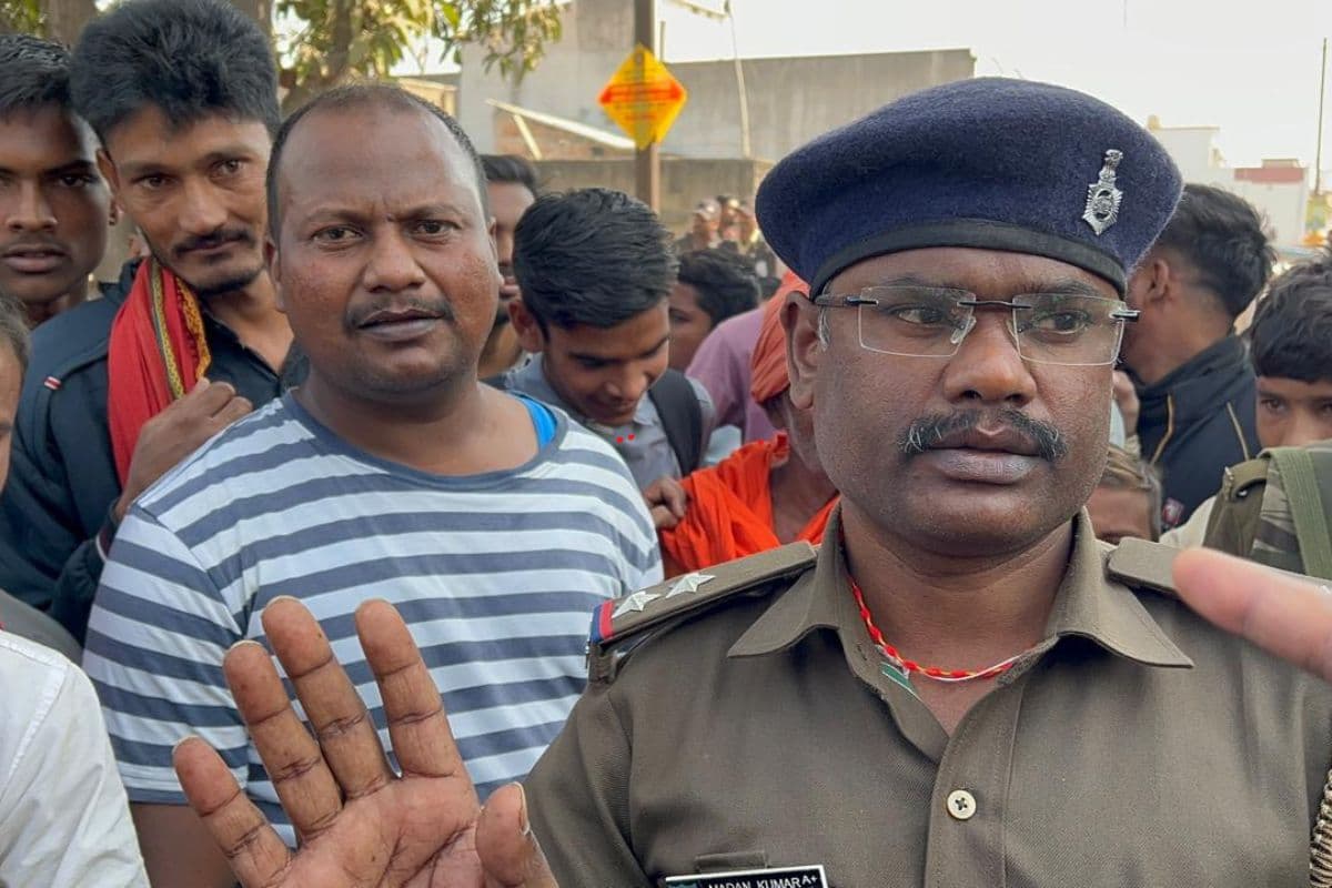 साहिबगंज में पुलिस और ग्रामीणों में झड़प, तीन राउंड हवाई फायरिंग, दो पुलिसकर्मी समेत तीन घायल