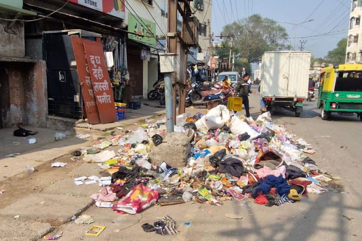 मानगो के सड़कों पर जमा कचरा