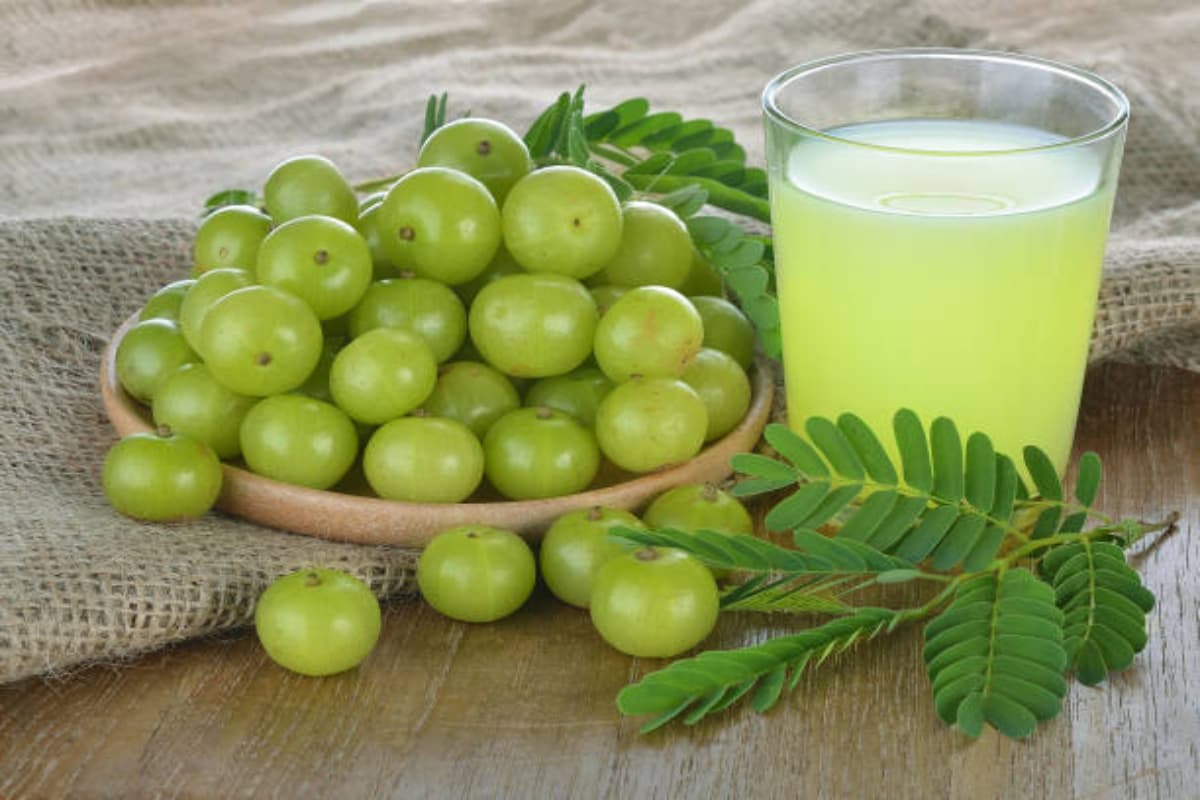 Health Tips: सर्दियों में रामबाण साबित होता है आंवला, जानें इसके अचूक फायदे