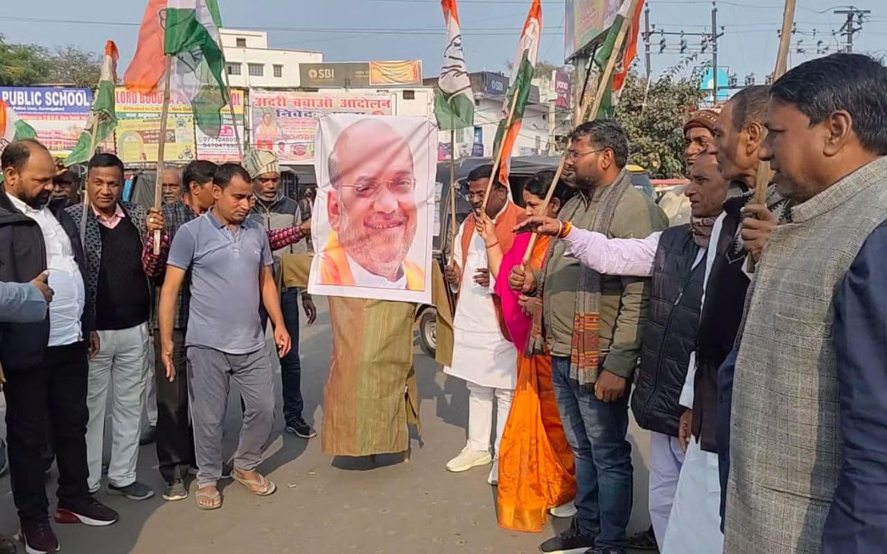 Bihar Politics News: गृह मंत्री अमित शाह के बयान पर गरमाई राजनीति, औरंगाबाद में कांग्रेसियों ने किया पुतला दहन