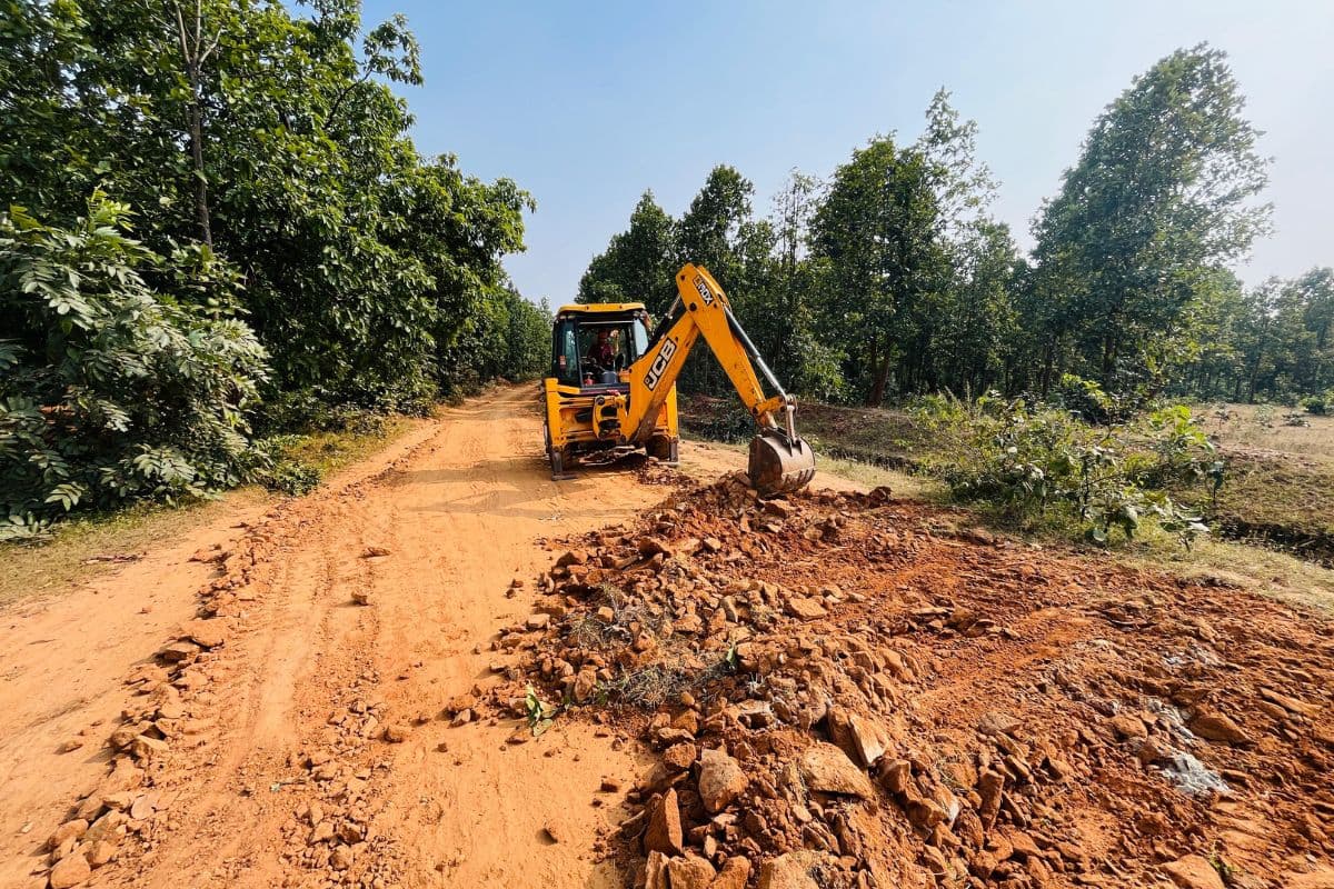 आजादी के 75 साल बाद भी इस आदिवासी बहुल गांव में पक्की सड़क नहीं, वन विभाग बना रहा मिट्टी मोरम पथ
