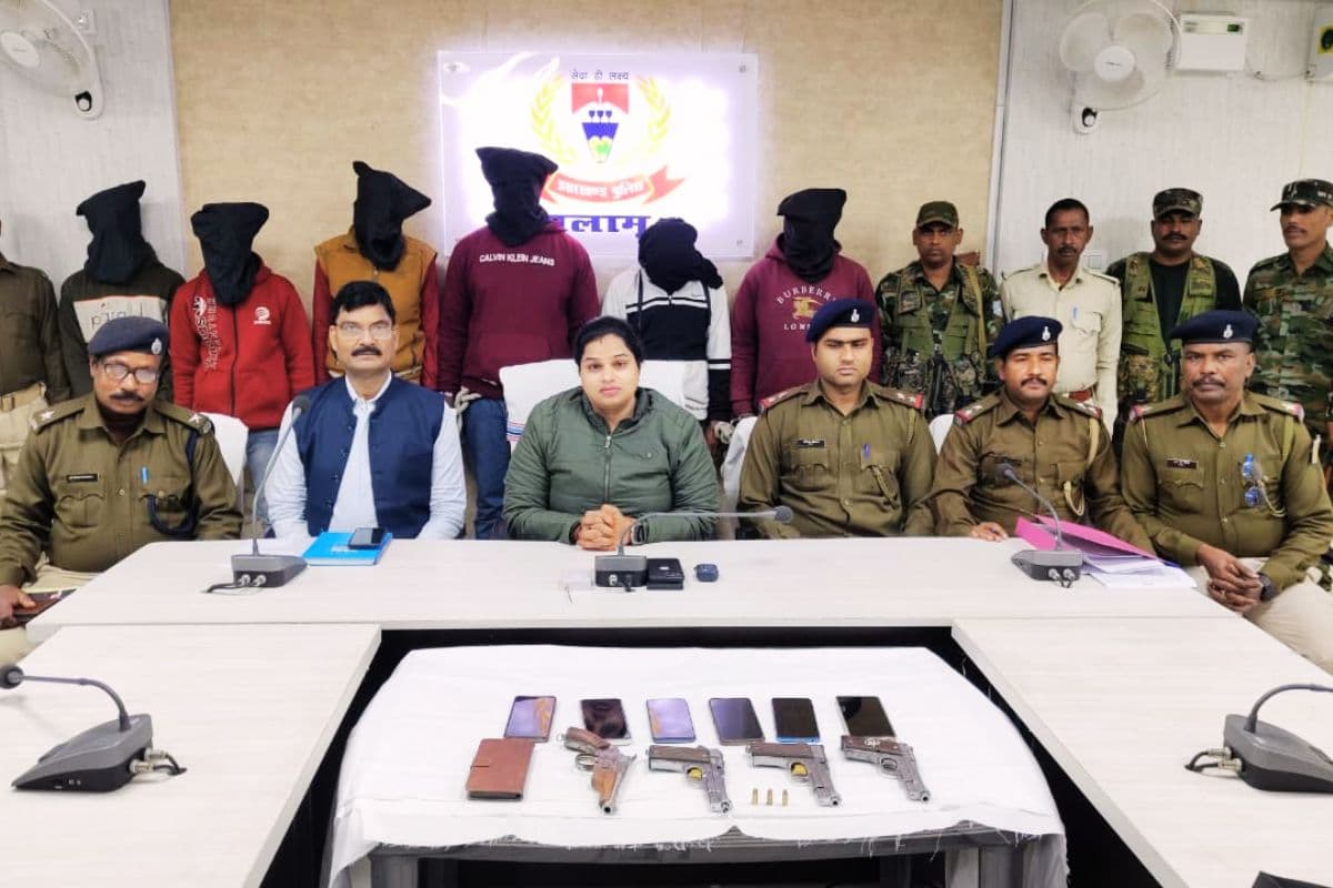 Jharkhand Crime News: क्रशर मालिक को धमकाने जा रहे सुजीत सिन्हा गिरोह के 6 अपराधी हथियार के साथ गिरफ्तार